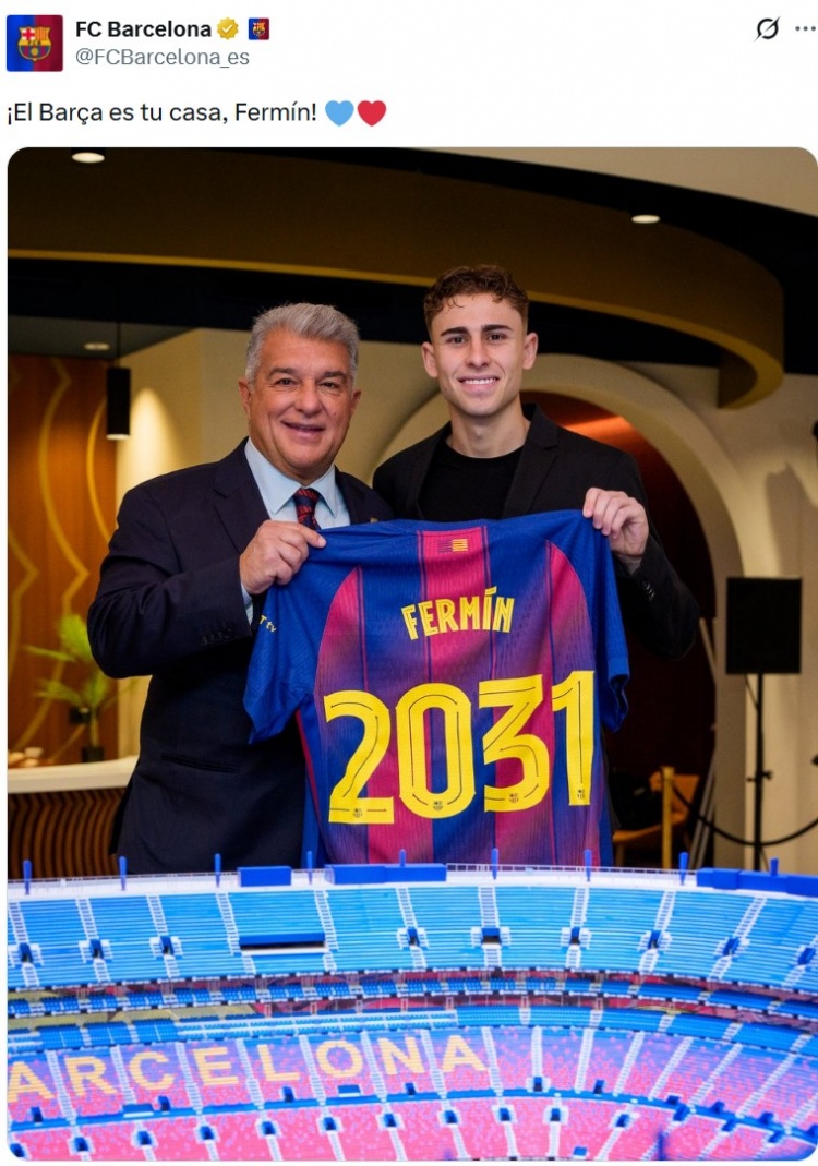 世界杯客户端升级-续约完成！巴萨官推晒费尔明与拉波尔塔合照，手持2031号码球衣