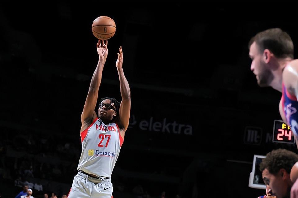 世界杯官方正版下载-前脚刚命中了一记三分，后脚火箭锋线新星就被立刻换下场了？