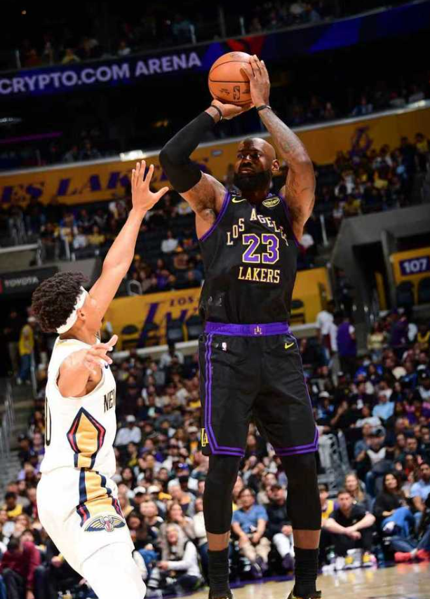 3连胜！湖人四杀鹈鹕，詹姆斯历史第一，东契奇7失误，里夫斯低迷