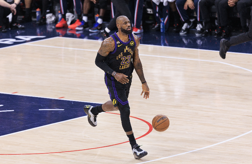 3连胜！湖人四杀鹈鹕，詹姆斯历史第一，东契奇7失误，里夫斯低迷