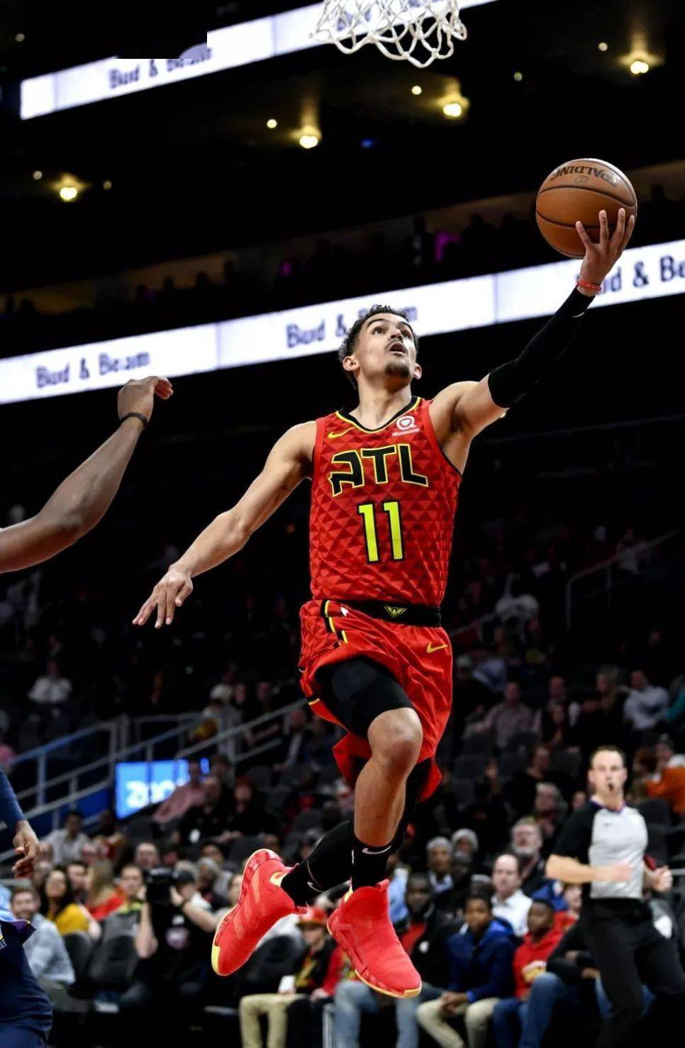 世界杯直播官网下载-特雷杨冲场护队友遭驱逐 首秀数据离谱 规则与团队情谊该如何平衡